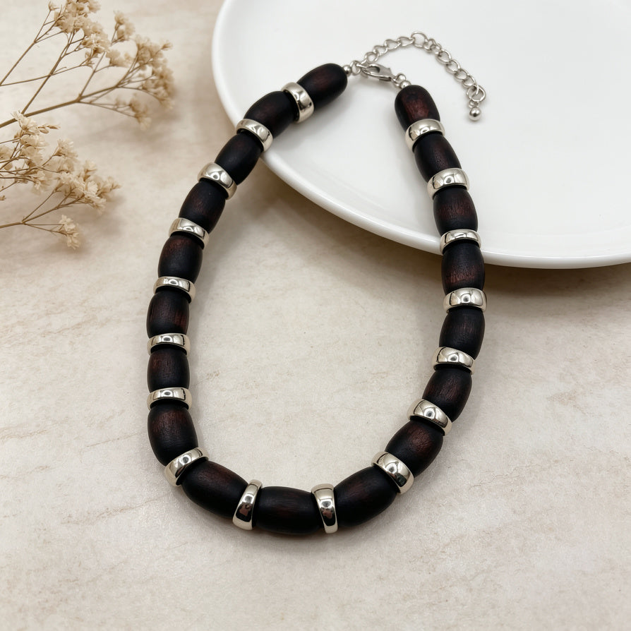 Collar de madera oscura con detalles plateados: joyería minimalista para mujer|JI JOYA