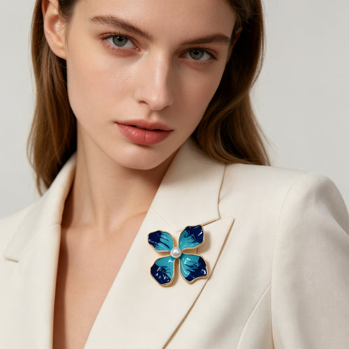 Broche de Flor de Zirconio con Esmalte Magenta - Bisutería para Revendedores|JI JOYA