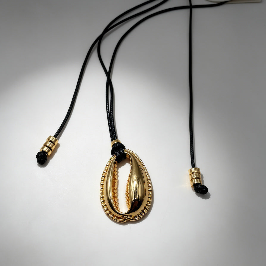 Collar de Concha Dorada Mayorista | Joyería Boho de Cuero Negro Ajustable|JI JOYA