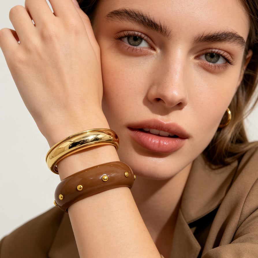 Pulseras de Resina con Tachuelas Doradas - Lote al Por Mayor | 2 Colores Disponibles (Café & Crema) - Estilo Clásico & Elegante para Mujer| JI JOYA