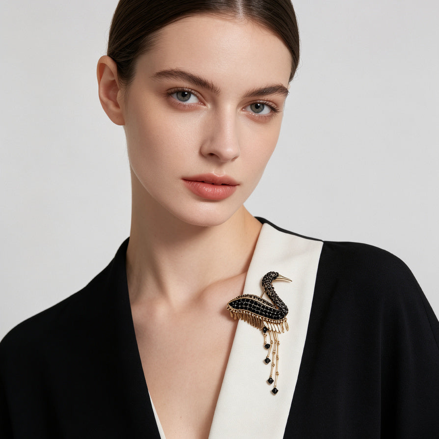 Broche Cisne con Colgantes de Cadena, Diseño Elegante con Circonias, Joyería al Por Mayor para Mujeres|JI JOYA