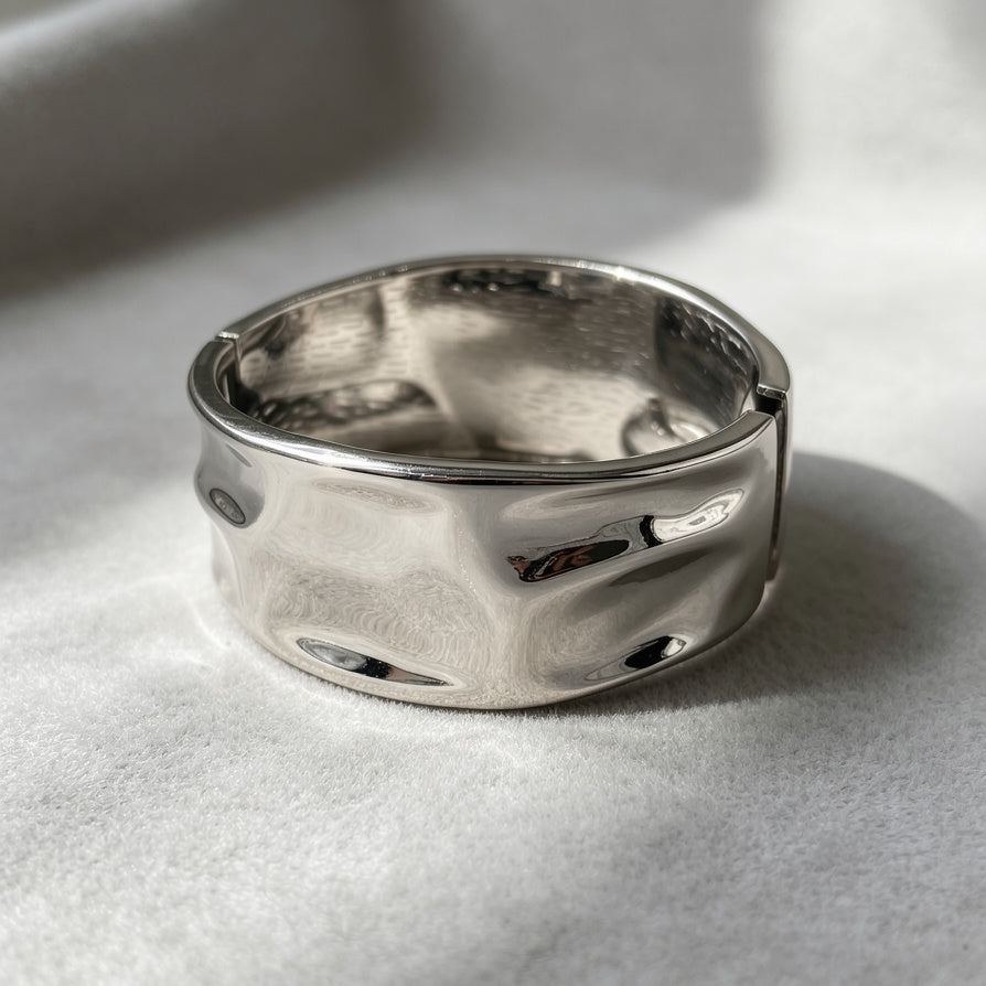 Brazalete Ancho de Zinc con Diseño Texturizado Martillado, Dorado y Plateado, Bisutería Mayorista para Mujeres|JI JOYA
