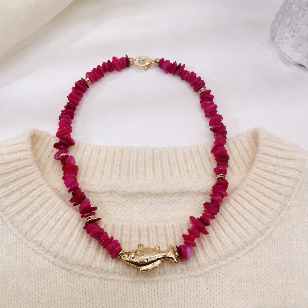 Collar vintage francés con forma de pez guijarro rojo rosa, nicho y cadena de clavícula de estilo vacacional de alta gama.