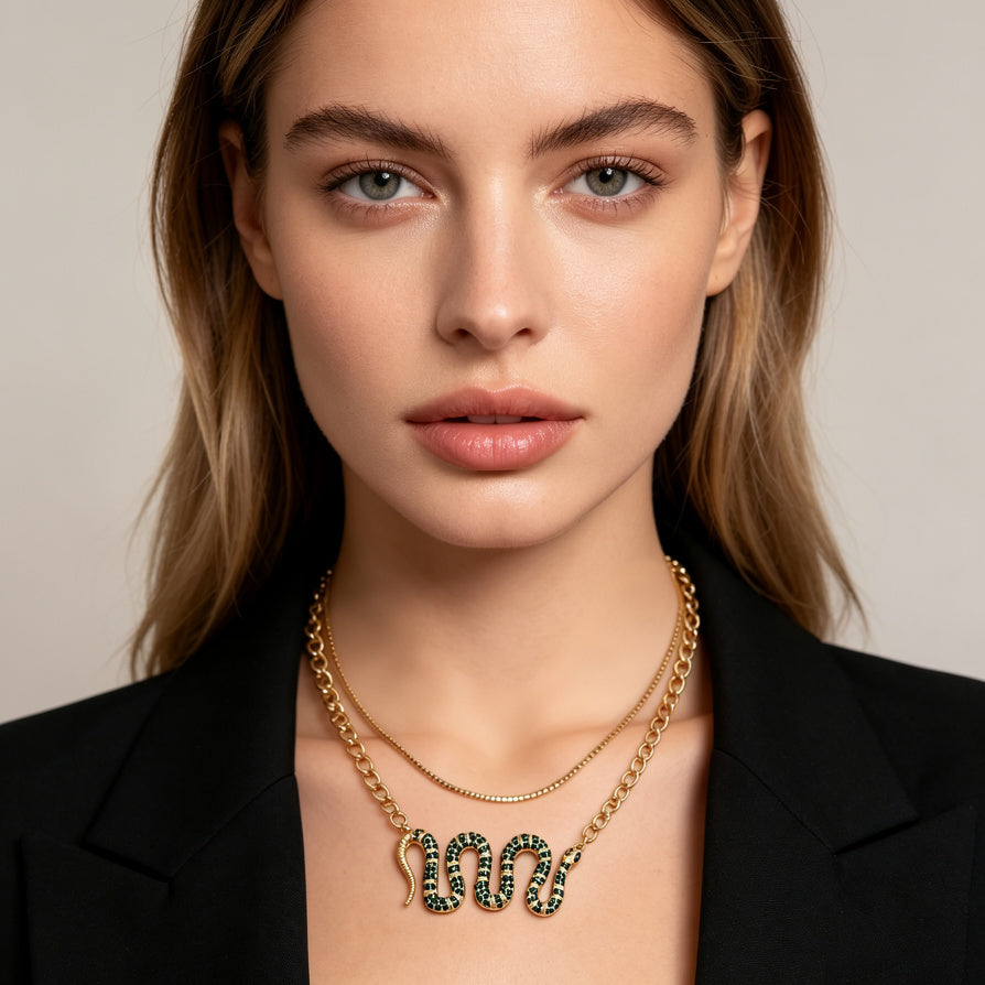 Collar Doble Cadena con Dije de Serpiente Dorado con Zirconias Verdes - Joyería al Mayoreo para Mujeres|JI JOYA