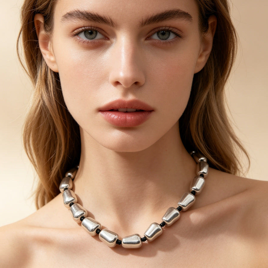 Collar de Plata con Diseño de Piedras Irregulares - Joyería Minimalista para Mujer
