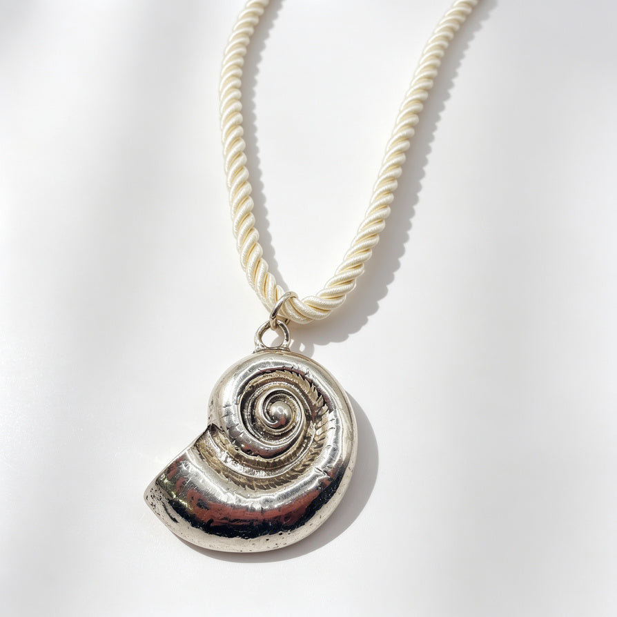 Collar Mayorista Colgante de Concha Espiral en Plata/Oro con Cordón de Seda Blanca - Joyería de Moda Marina para Mujer|JI JOYA