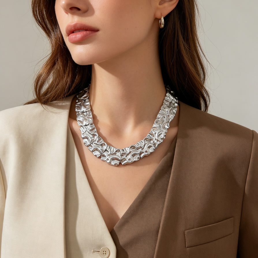 Set de Joyería Geométrica Texturizada en Plata/Oro - Collar y Pendientes de Lujo para Mujer, Diseño Moderno para Mayoristas|JI JOYA