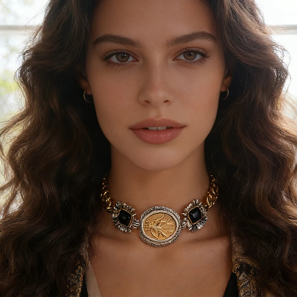 Gargantilla vintage con monedas bicolor | Joyería gótica de lujo con ónix negro