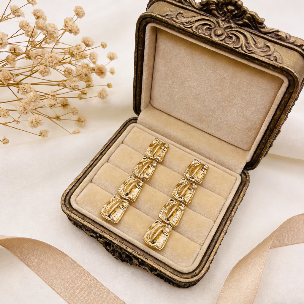 Conjunto de corrente grossa de metal martelado: brincos, colar e pulseira chamativos de ouro e prata.