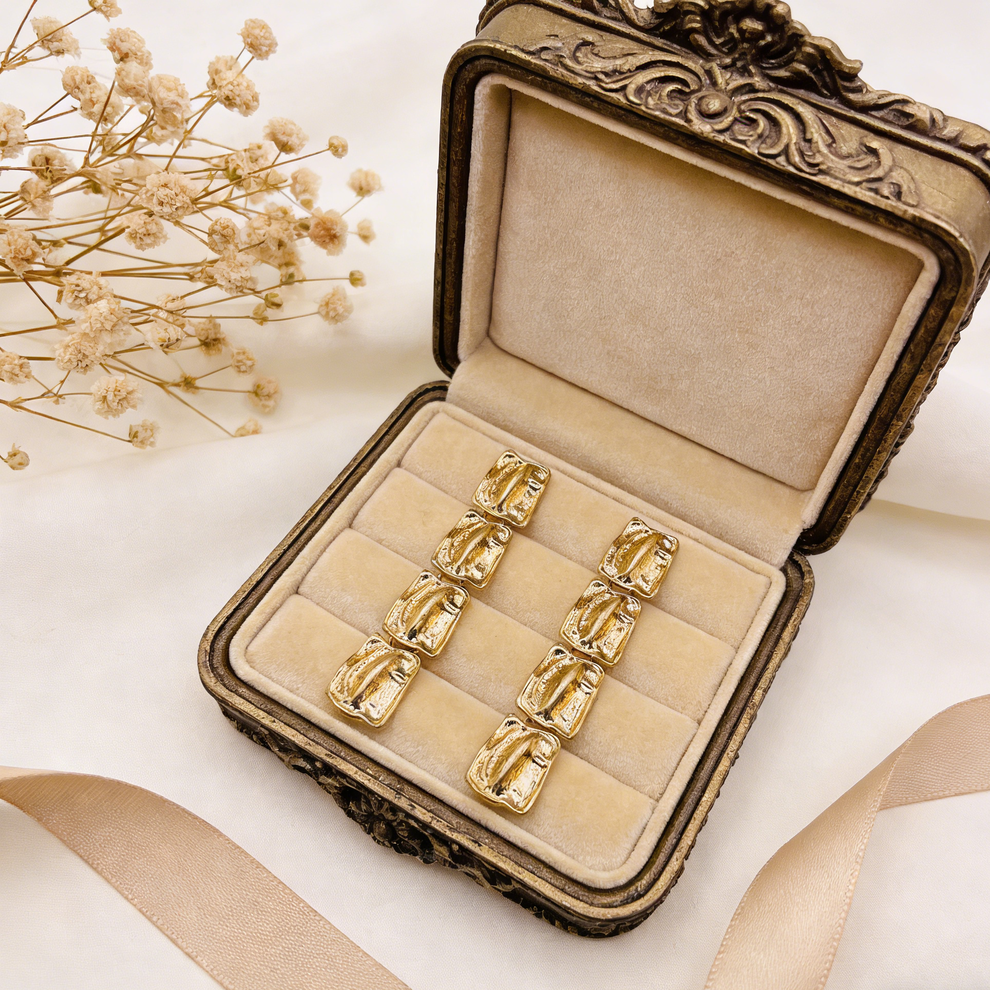 Conjunto de corrente grossa de metal martelado: brincos, colar e pulseira chamativos de ouro e prata.