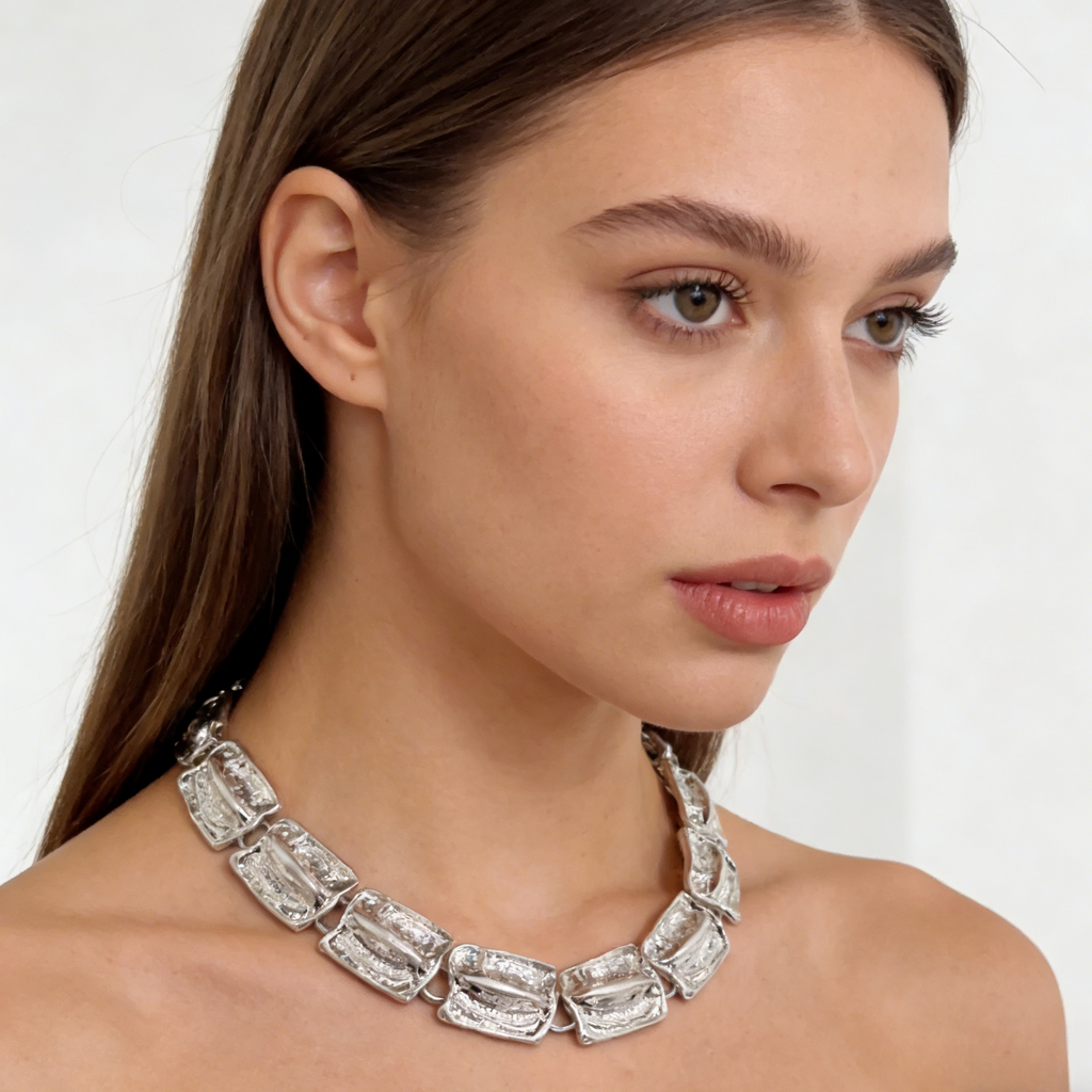 Conjunto de corrente grossa de metal martelado: brincos, colar e pulseira chamativos de ouro e prata.