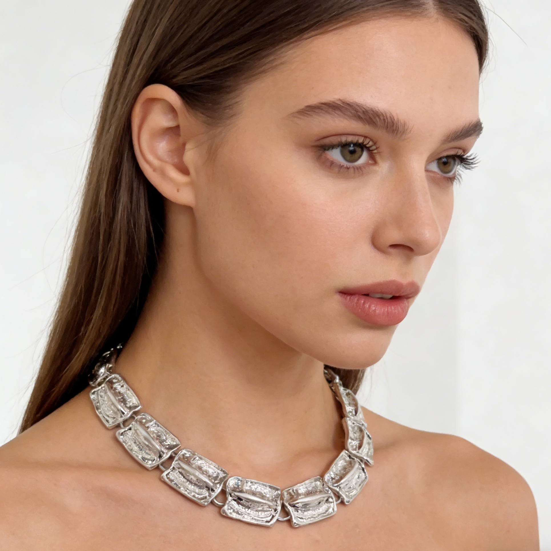 Conjunto de cadena gruesa de metal martillado: pendientes, collar y pulsera llamativos de oro y plata.