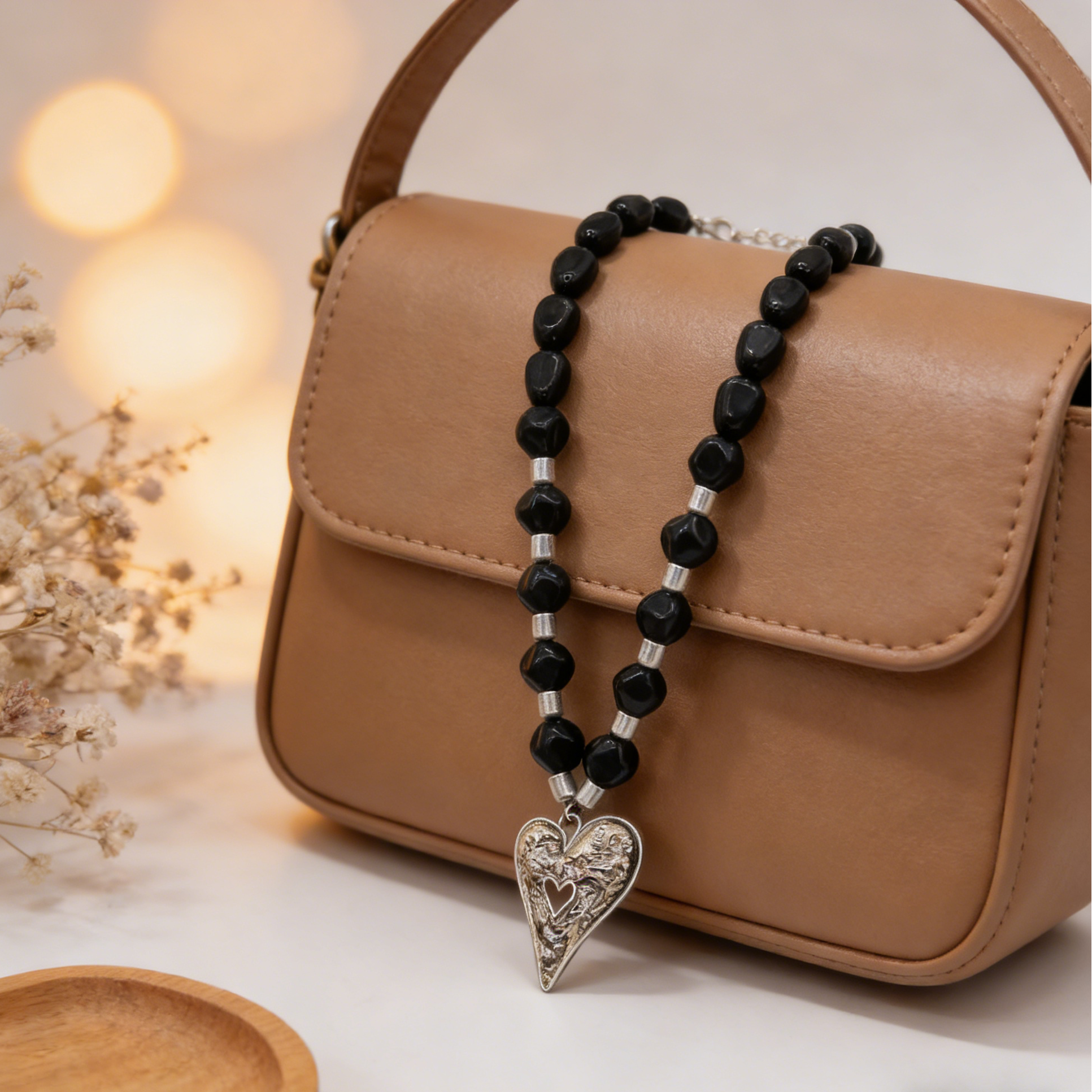 "Collar de cuentas de ágata negra en forma de corazón con efecto desgastado retro": un collar de clavícula de nicho dulce y fresco.