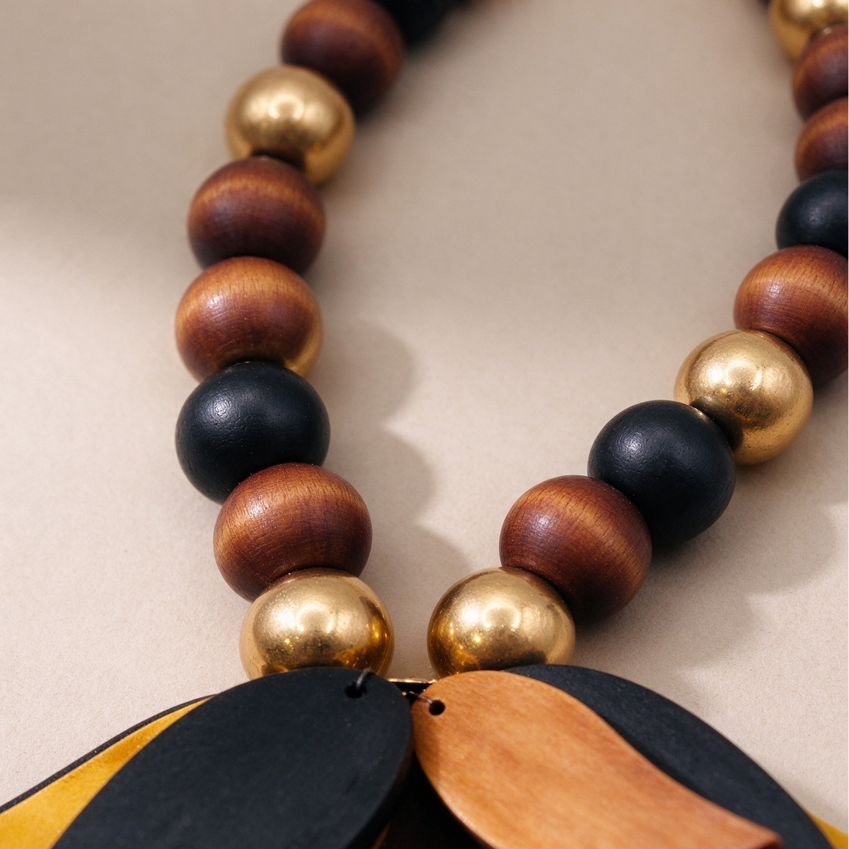 Collar Artesanal de Madera con Dijes de Hojas, Collar Statement Mayorista|JI JOYA