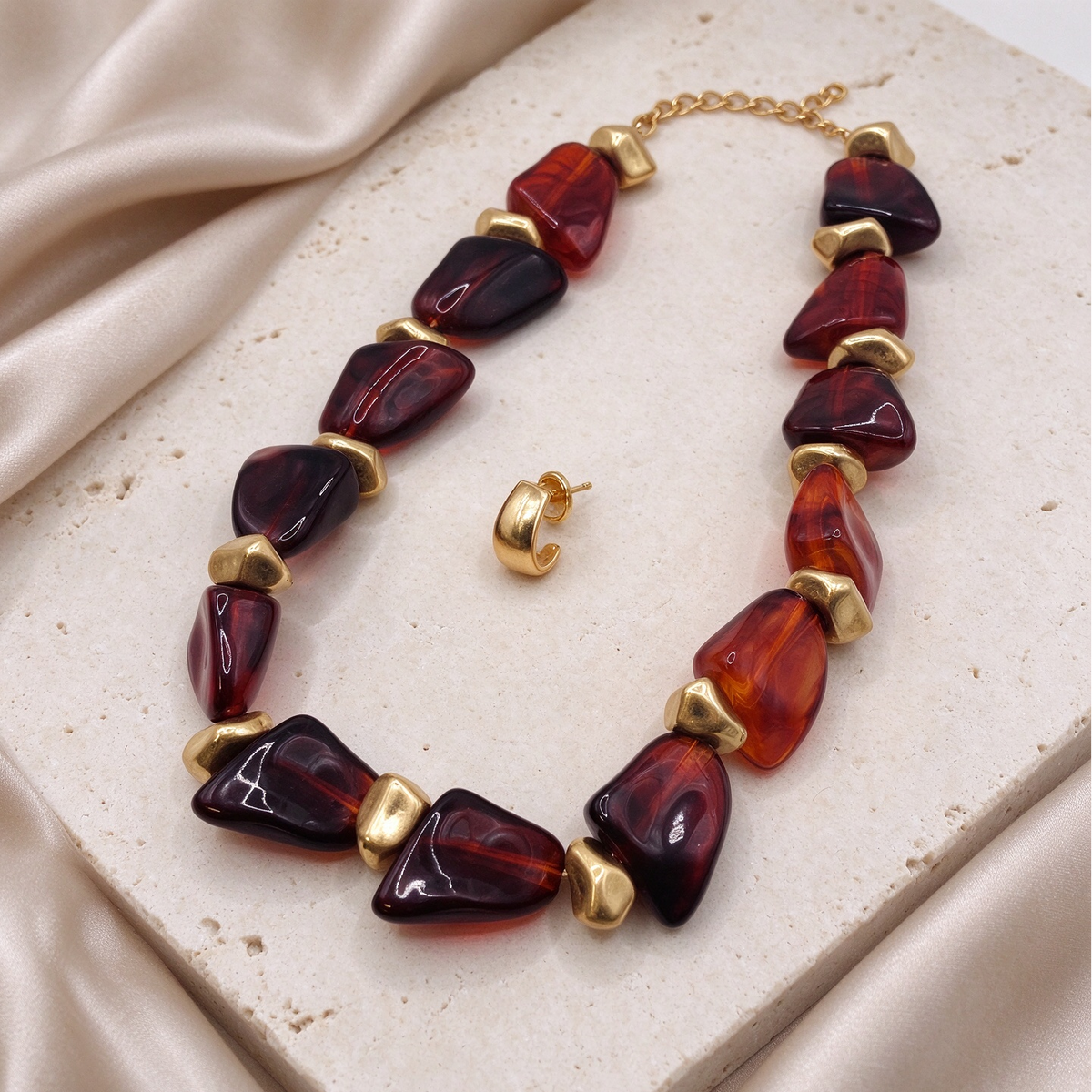Collar de piedras irregulares color ámbar rojo con separadores dorados, joyería al por mayor|JI JOYA