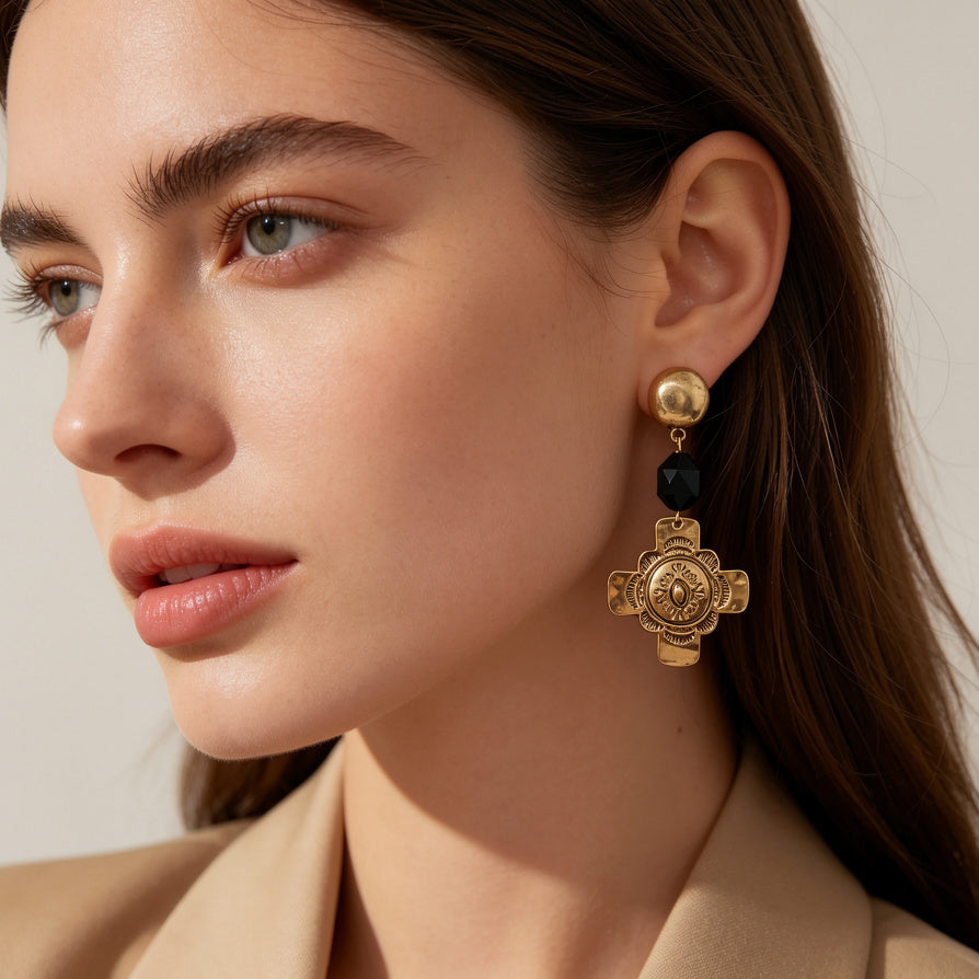 Pendientes Cruz Vintage con Detalles Grabados y Cuentas Negras - Dorado y Plateado - Joyería al Por Mayor para Mujer|JI JOYA