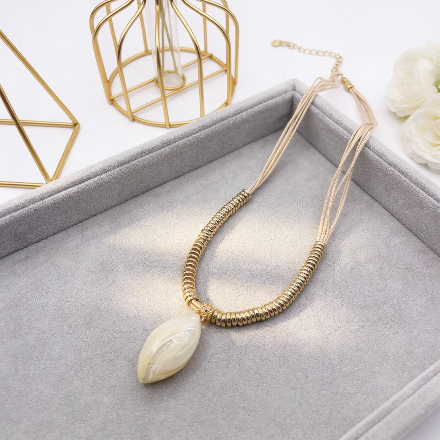 Collar Choker con Dije de Concha Natural y Cuentas Doradas - Joyería Boho Chic para Mujer|JI JOYA