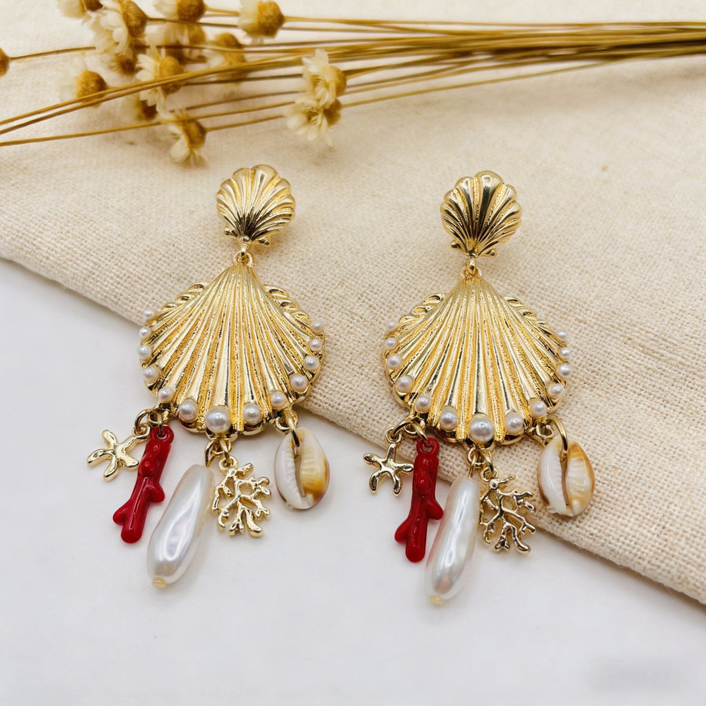 Pendientes de concha dorada con dijes de perla y coral | Joyería bohemia de playa para verano