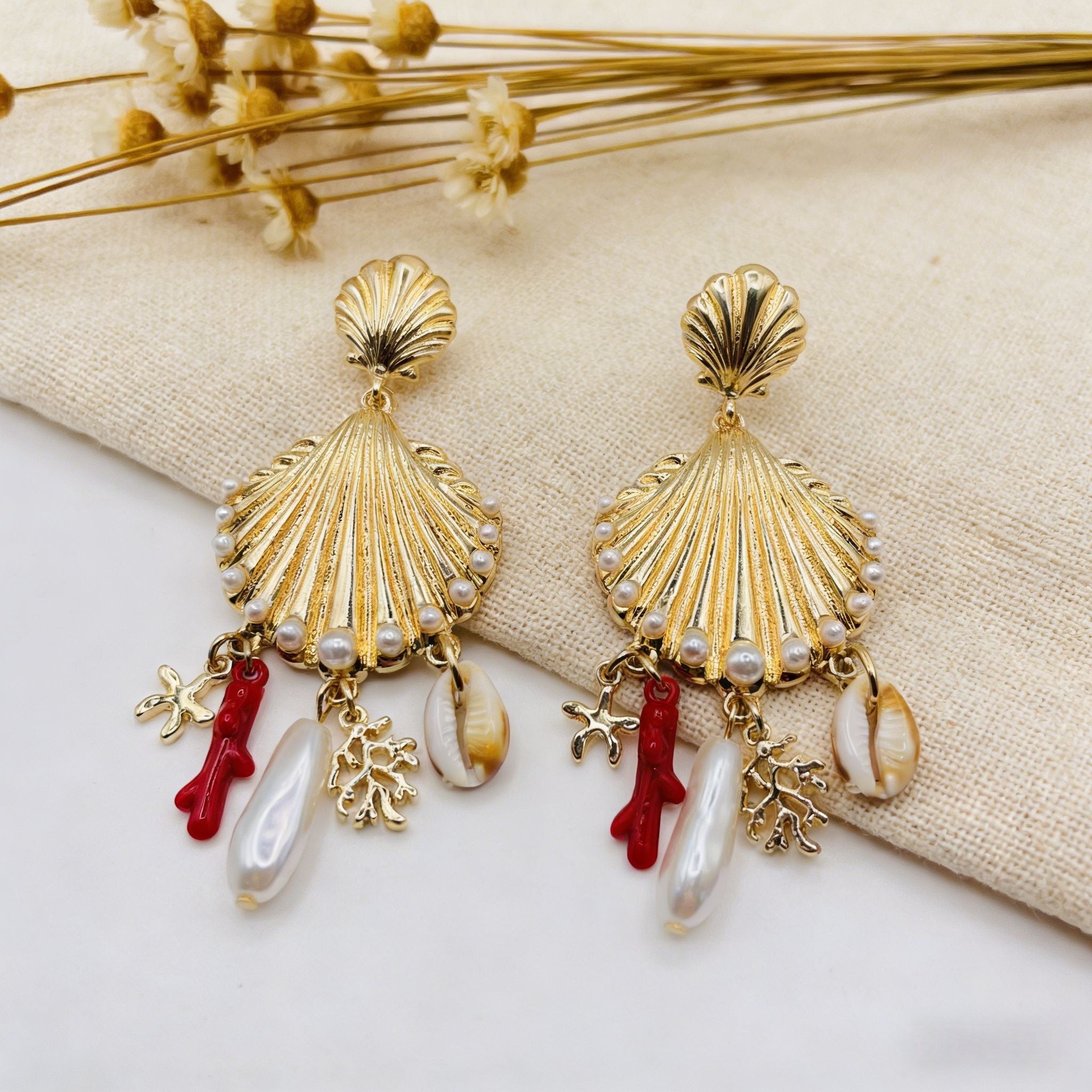 Pendientes de concha dorada con dijes de perla y coral | Joyería bohemia de playa para verano