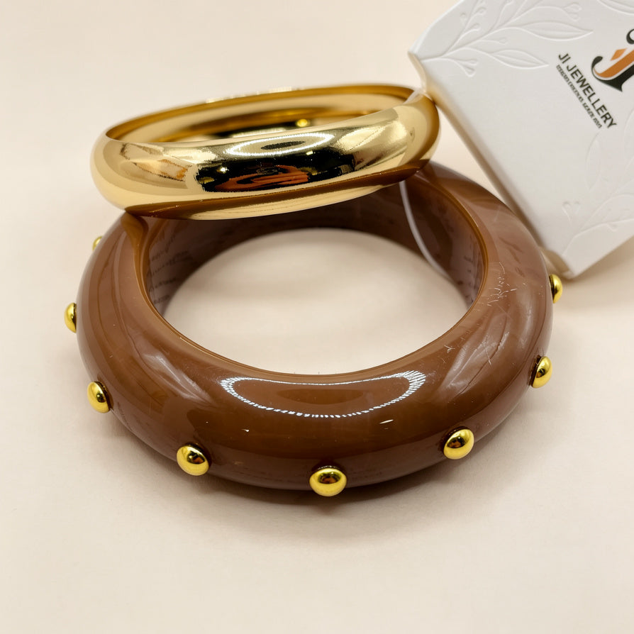 Pulseras de Resina con Tachuelas Doradas - Lote al Por Mayor | 2 Colores Disponibles (Café & Crema) - Estilo Clásico & Elegante para Mujer| JI JOYA