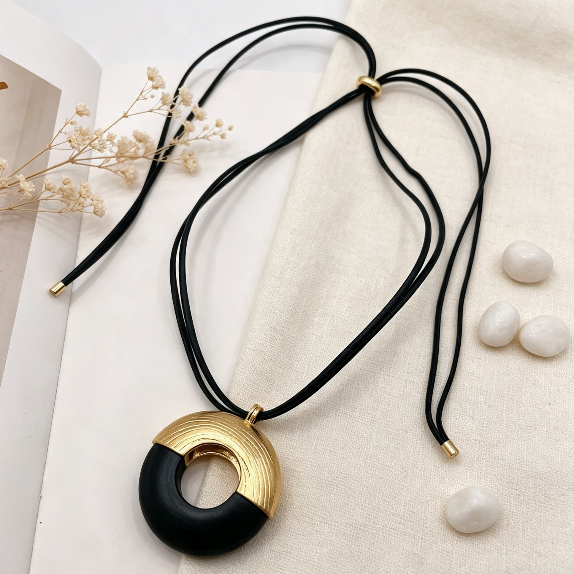 Collar colgante circular dorado y negro con cordón negro, accesorio de moda al por mayor para mujeres, diseño minimalista|JI JOYA