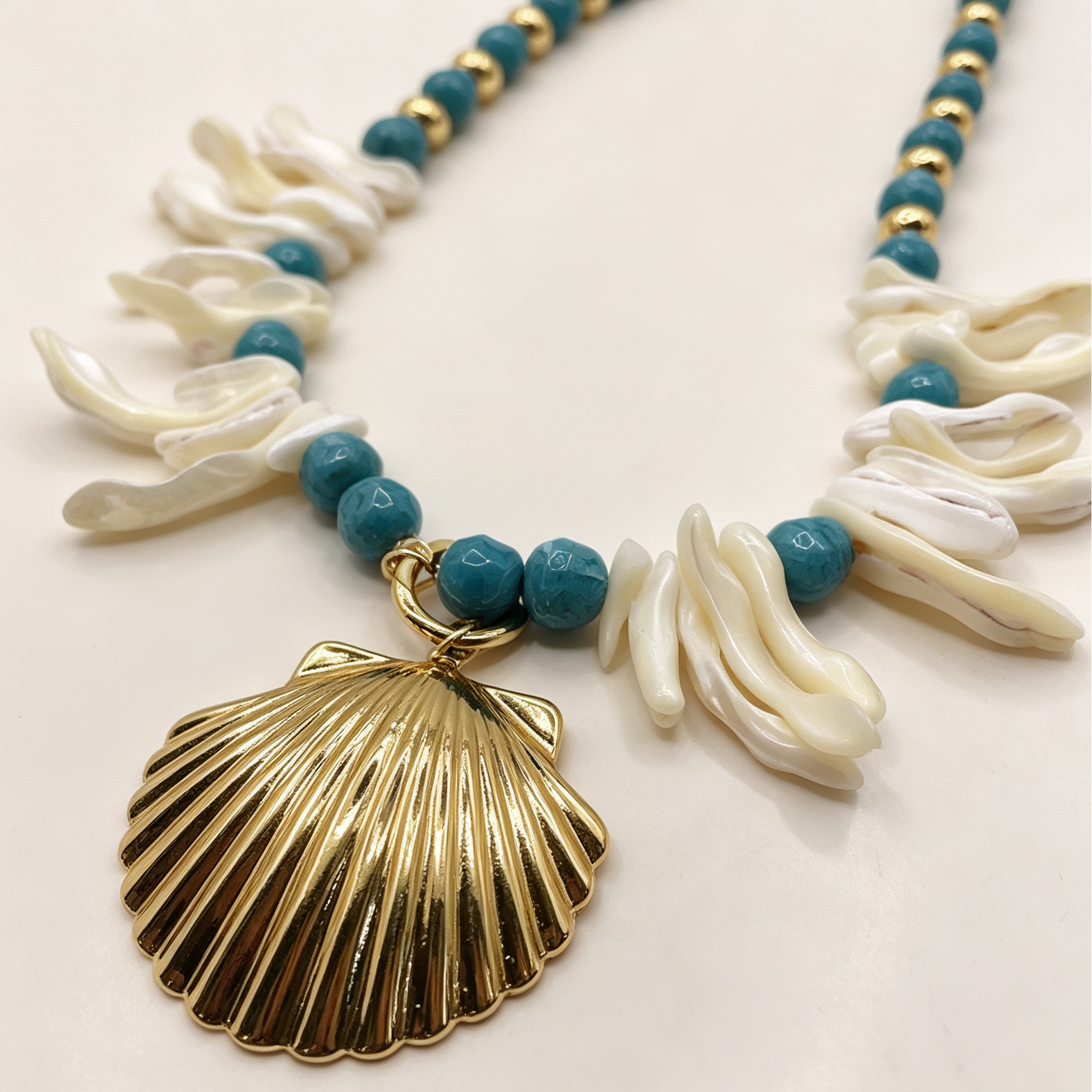 Collar de conchas marinas, cuentas turquesas y colgante de vieira dorada | Joyería de playa al por mayor|JI JOYA