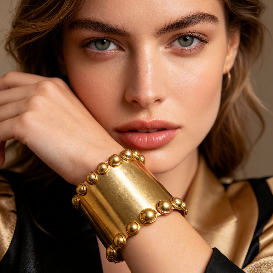 Pulsera Brazalete Ancha Dorada con Detalles de Bola - Joyería de Declaración al Por Mayor|JI JOYA