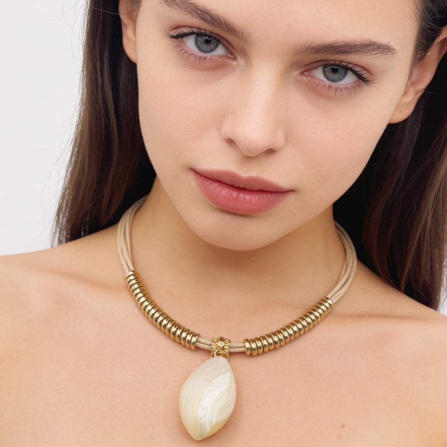 Collar Choker con Dije de Concha Natural y Cuentas Doradas - Joyería Boho Chic para Mujer|JI JOYA