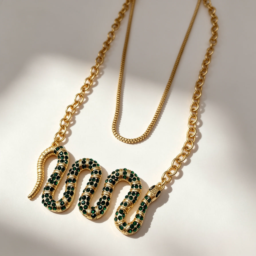Collar Doble Cadena con Dije de Serpiente Dorado con Zirconias Verdes - Joyería al Mayoreo para Mujeres|JI JOYA