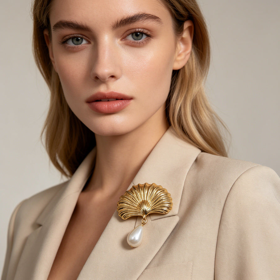 Broche Dorado en Forma de Concha con Perla Colgante | Joyería al por Mayor|JI JOYA