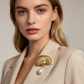 Broche Dorado en Forma de Concha con Perla Colgante | Joyería al por Mayor|JI JOYA