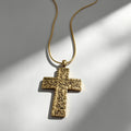 Collar Cruz con Grabado Vintage - Oro y Plata, Joyería Mayorista|JI JOYA