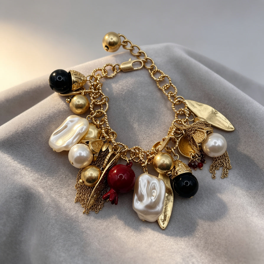Pulsera Charm Dorada con Perlas Barrocas, Granada y Colgantes - Joyería de Moda al Por Mayor para Mujeres|JI JOYA