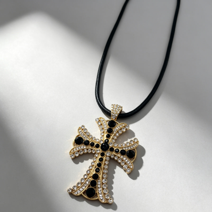 Collar de Cruz Pavé con Cristales Negros y Blancos - Oro/Plata|JI JOYA