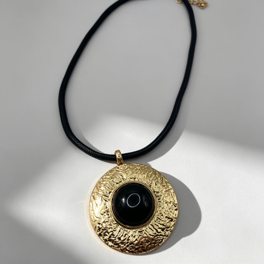 Collar Colgante Medallón Texturizado con Piedra Central Negra/Azul, Diseño Tribal, Cadena de Cordón, Joyería de Moda al Por Mayor (Plata/Oro)