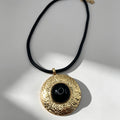 Collar Colgante Medallón Texturizado con Piedra Central Negra/Azul, Diseño Tribal, Cadena de Cordón, Joyería de Moda al Por Mayor (Plata/Oro)