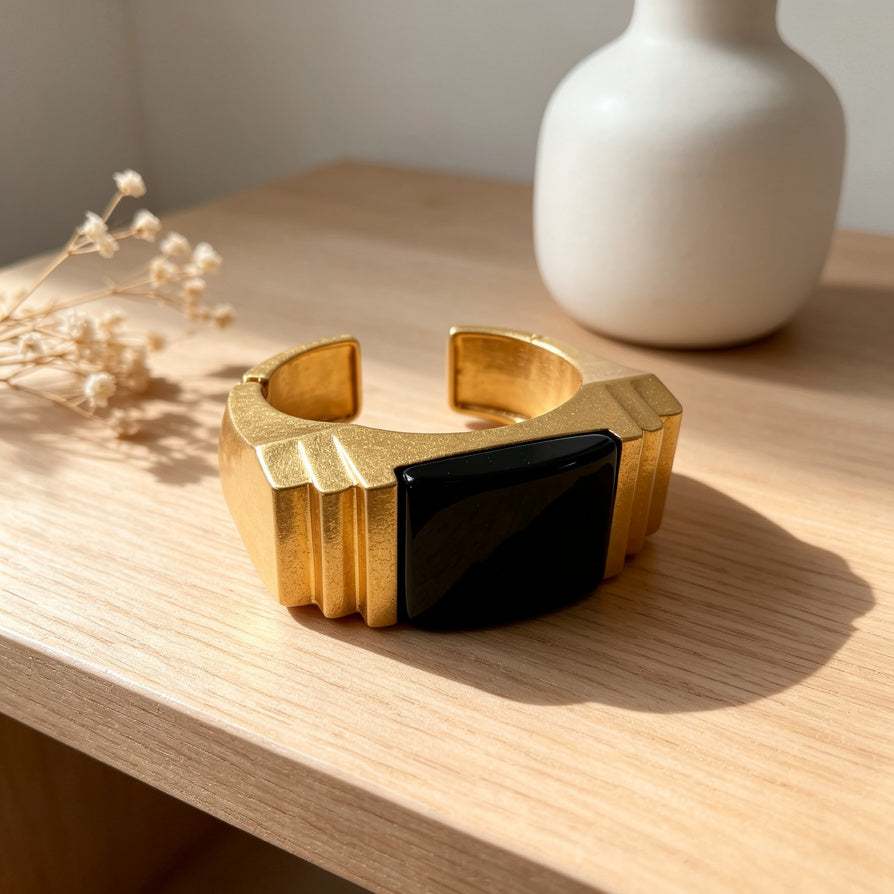 Pulsera Brazalete de Lujo en Zinc con Piedra Geométrica, Dorada Mate, Diseño Art Deco, Joyería Mayorista para Mujeres|JI JOYA