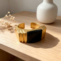 Pulsera Brazalete de Lujo en Zinc con Piedra Geométrica, Dorada Mate, Diseño Art Deco, Joyería Mayorista para Mujeres|JI JOYA