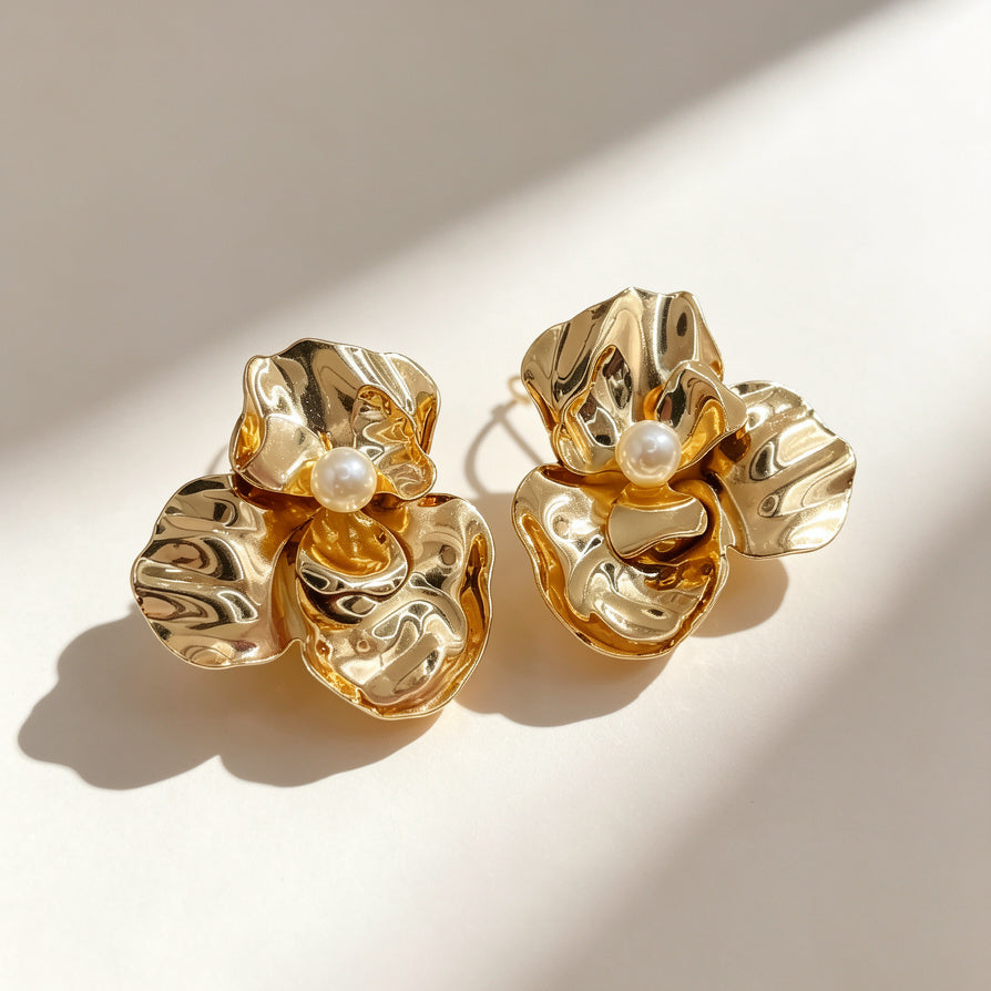 Pendientes Flor Dorada con Perla, Diseño Minimalista de Lujo, Mayorista B2B|JI JOYA