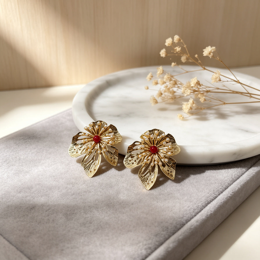 Pendientes Florales Grandes de Aleación de Zinc, Diseño Calado Elegante con Perla y Piedra Roja, Bisutería Mayorista para Mujer Oro y Plata|JI JOYA