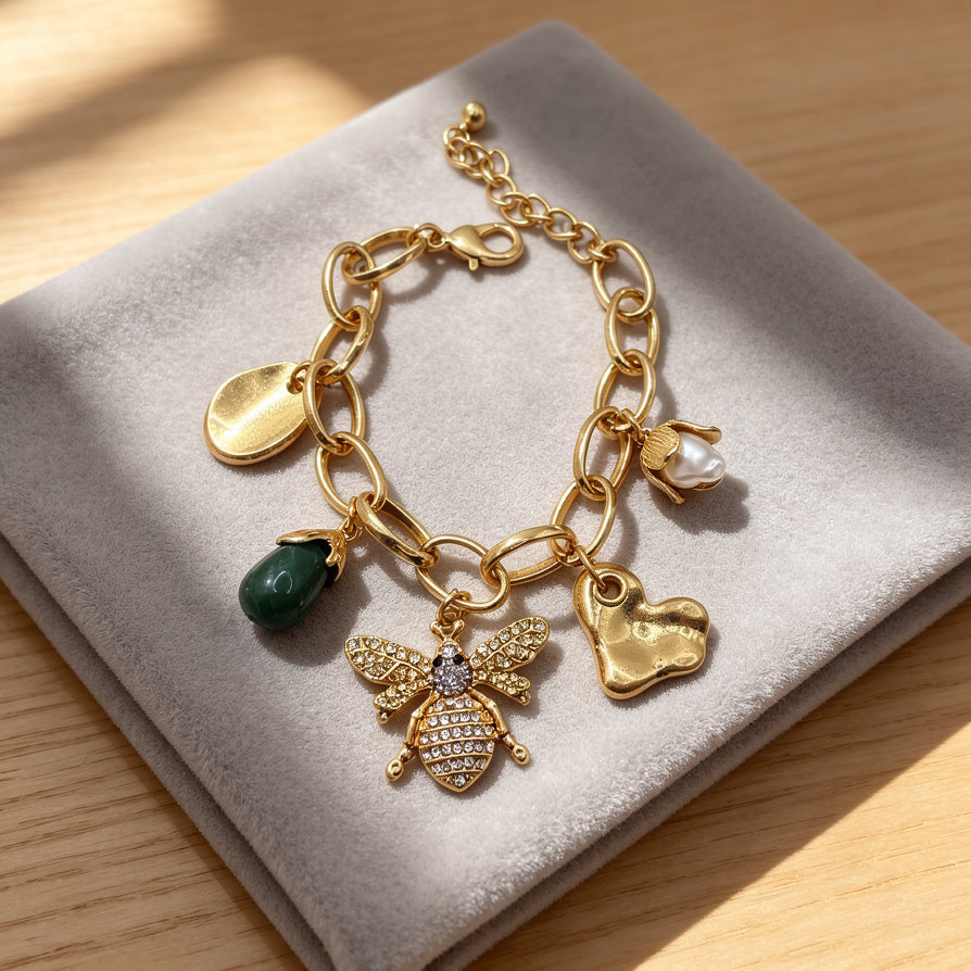 Brazalete Dorado con Dije de Abeja, Perla y Piedra Verde | Joyería al Por Mayor para Mujeres|JI JOYA