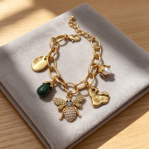 Brazalete Dorado con Dije de Abeja, Perla y Piedra Verde | Joyería al Por Mayor para Mujeres|JI JOYA