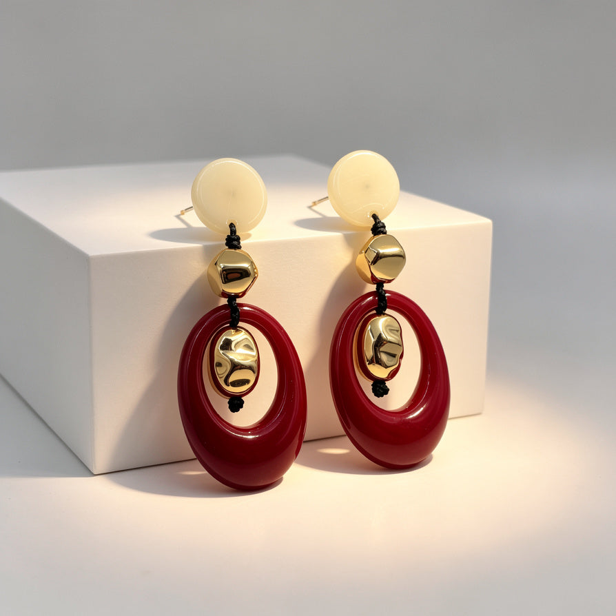 Aretes Colgantes Geométricos de Resina y Dorado - Joyería Mayorista de Moda para Mujer, Colores Vino y Crema Disponibles|JI JOYA