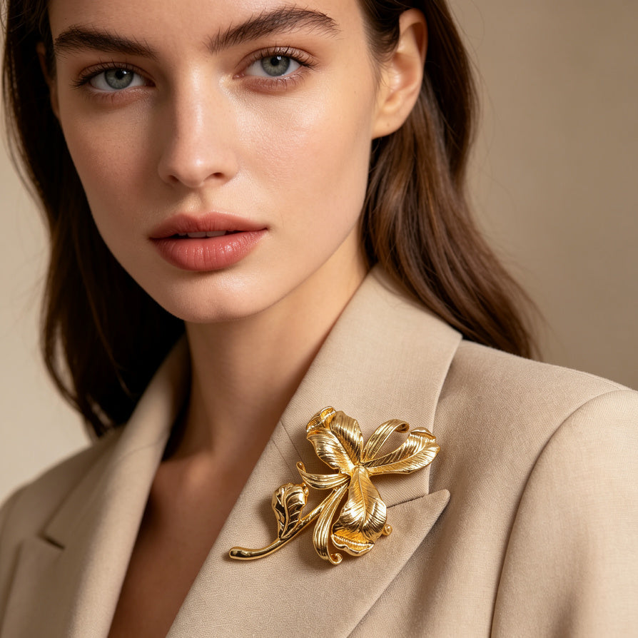 Broche Floral Dorado de Zinc - Diseño Minimalista de Lujo para Mujer, Venta al Por Mayor|JI JOYA