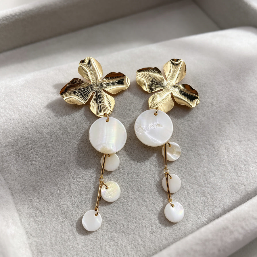 Pendientes Colgantes Flor Dorada con Concha Natural | Joyería al por Mayor para Tiendas|JI JOYA