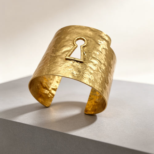 Brazalete Dorado Martillado con Diseño de Ojo de Cerradura - Joyería Mayorista para Mujer|JI JOYA
