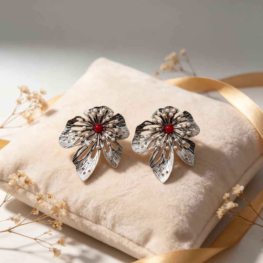 Pendientes Florales Grandes de Aleación de Zinc, Diseño Calado Elegante con Perla y Piedra Roja, Bisutería Mayorista para Mujer Oro y Plata|JI JOYA