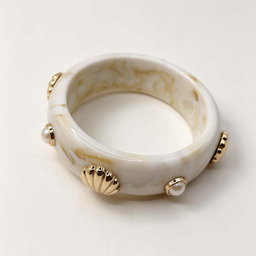 Pulsera de resina blanca con detalles de concha dorada y perlas, al por mayor para joyería de moda|JI JOYA