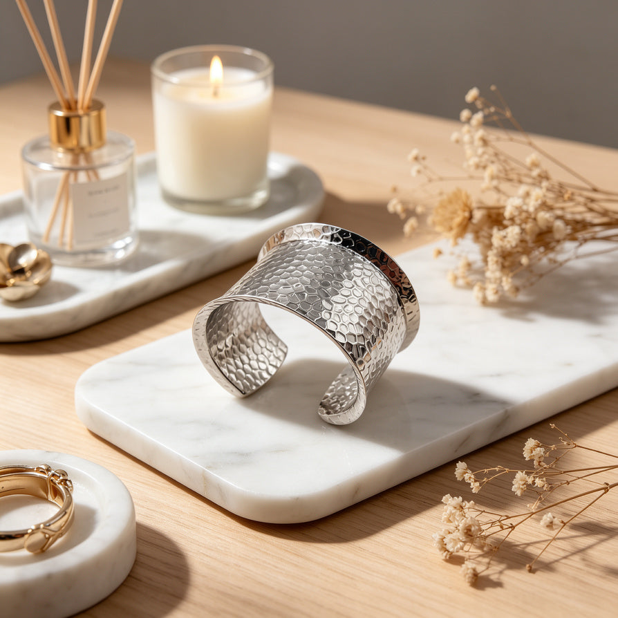 Brazalete Ancho Martillado Mayorista | Diseño Hexagonal Moderno en Plata/Oro|Venta al por mayor|JI JOYA