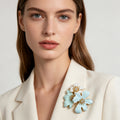 Broche de Flores Esmaltadas Azul Claro y Blanco - Joyería de Moda para Mujer, Venta al Por Mayor|JI JOYA